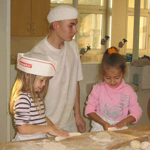 Kindergarten besucht Bäckerei