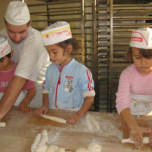 Kindergarten besucht Bäckerei