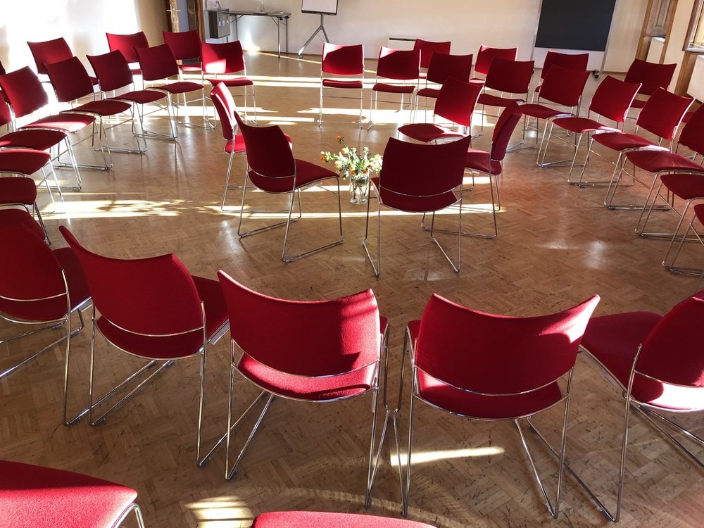Ein mehrfach aufgestellter Sesselkreis mit Zentrum als Symbolbild für Synode
