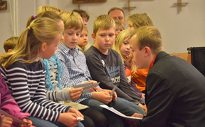 „Hände, die schenken“ – Muttertags-Gottesdienst„Danke, dass Mama und Papa immer da sind, wenn ich sie brauche,“ haben die Jungscharkinder in den Fürbitten gesagt. Zum ersten Mal hat die Kirchdorfer Jungschar einen Muttertags-Gottesdienst gestaltet. 
